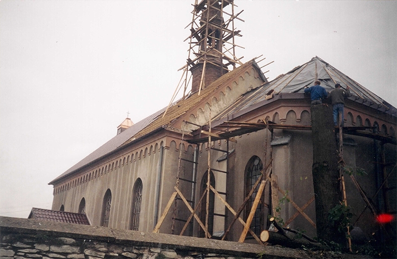 [002] Wymiana pokrycia dachowego na kościele (06.2002) (2)