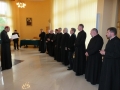 [030] Ks. Biskup Grzegorz Kaszak wręcza dekrety nowym proboszczom (min. ks. Mariuszowi Wróbel) (23.06.2015) (zdjęcie ze strony internetowej diecezji sosnowieckiej)