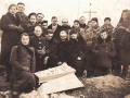 [013] Rodzina zmarłego dziecka z Kwaśniowa Dolnego  przy grobie na cmentarzu w Cieślinie - 15.03.1941 r.