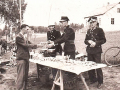 [015] Strażacy OSP Kwaśniów przy stole kramowym na odpuście parafialnym w Cieślinie - 08.05.1948 r.