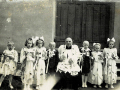 [026] I Komunia Św. - ks. Stefan Marzec z grupą dzieci - 1952 r.