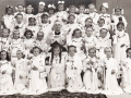 [035] I Komunia Św. - ks. Władysław Latała z dziewczętami - 1958 r.