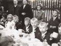[051] I Komunia Św. - śniadanie na cmentarzu przykościelnym - 1968 r.