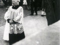 [070] Procesja odpustowa wokół kościoła - ks. Marcin Dubiel i ks. Jerzy Król - 06.05.1984 r.