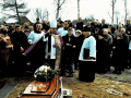 [091] Pogrzeb śp. ks. Ryszarda Gąsiora - bp. sosnowiecki ks. Adam Śmigielski, z tyłu ks. Leszek Kapela  - 16.03.2005 r.
