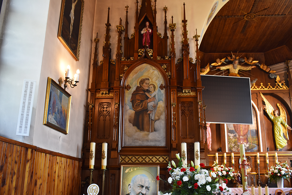 Lewy boczny ołtarz z obrazem św. Antoniego
