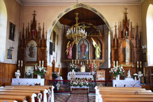 Widok na wszystkie ołtarze w kościele w Cieślinie
