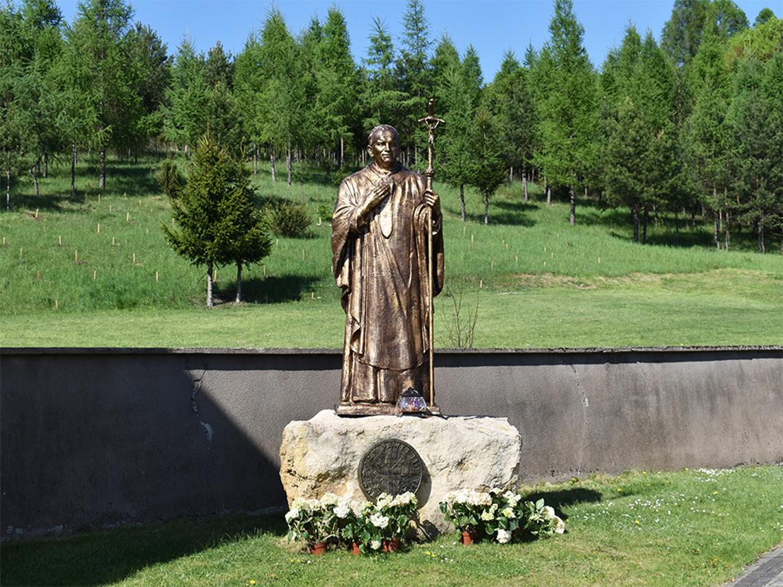 Cieślin - Figura św. Jana Pawła II na terenie cmentarza przykościelnego