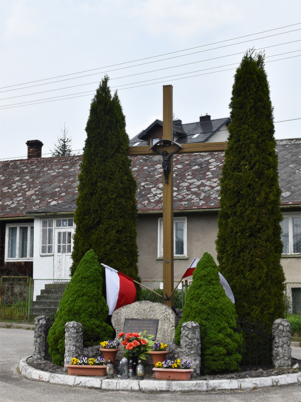 Golczowice – Krzyż z pamiątkową tablicą w centrum wsi