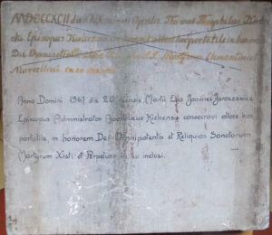 Portatyl kamienny z ołtarza przenośnego poświęcony przez biskupa kieleckiego ks. J. Jaroszewicza w dniu 20.03.1967 r.